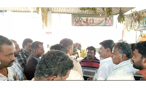 மாநகராட்சி அதிகாரிகள் உடன் வியாபாரிகள் வாக்குவாதம்- பரபரப்பு