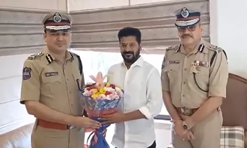 தெலுங்கானா காங்கிரஸ் தலைவருக்கு வாழ்த்து தெரிவித்த டிஜிபி சஸ்பெண்ட்