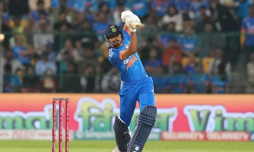 அரை சதம் விளாசிய ஷ்ரேயாஸ்- ஆஸ்திரேலியாவுக்கு 161 ரன்கள் இலக்கு நிர்ணயித்தது இந்தியா