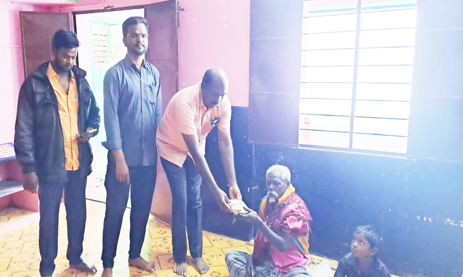 வீடின்றி வாழும் இருளர் குடும்பத்தினர் பள்ளியில் தங்க வைக்கப்பட்டனர்