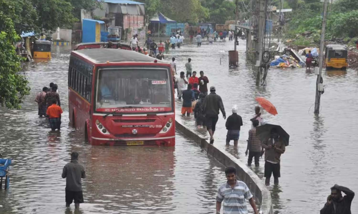 மிச்சாங் புயல் எதிரொலி: சென்னையில் குறைந்த பஸ்களே இயக்கம்