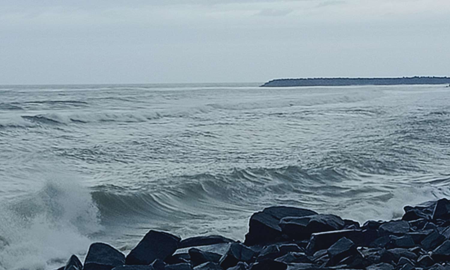 புதுவையில் கடல் சீற்றம்... 5-ம் எண் புயல் எச்சரிக்கை கூண்டு ஏற்றம் ...