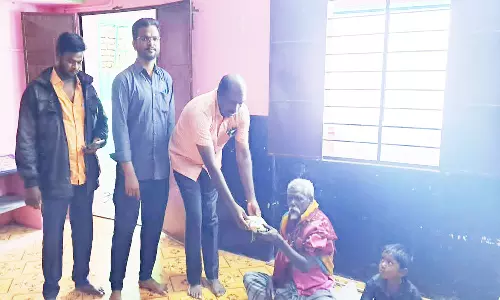 வீடின்றி வாழும் இருளர் குடும்பத்தினர் பள்ளியில் தங்க வைக்கப்பட்டனர்