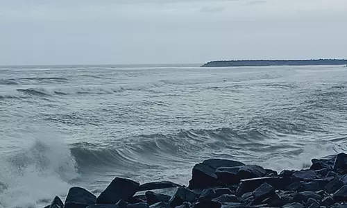 புதுவையில் கடல் சீற்றம்... 5-ம் எண் புயல் எச்சரிக்கை கூண்டு ஏற்றம்