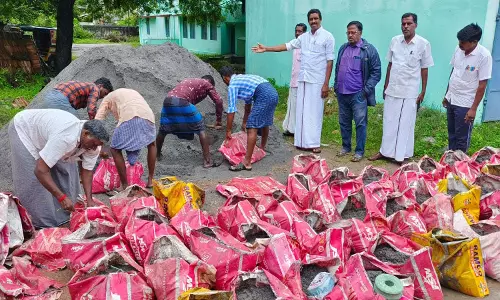 செஞ்சி ஒன்றியத்தில் தயார் நிலையில் மணல் மூட்டைகள்