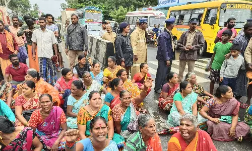 புதுச்சேரி- சென்னை கிழக்கு கடற்கரை சாலையில் மீனவர்கள் திடீர் சாலை மறியல்