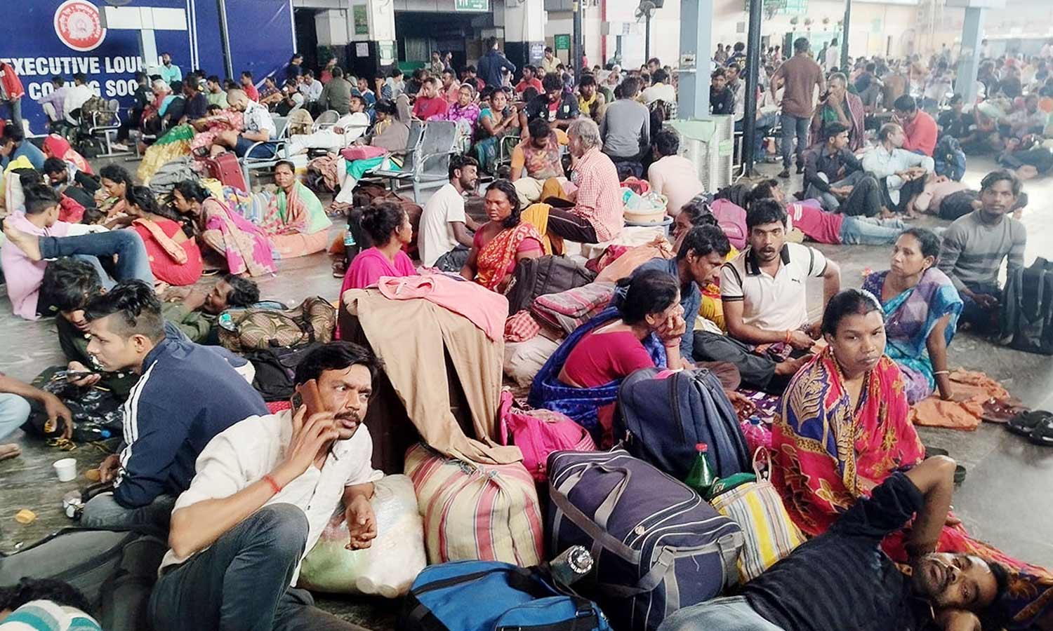 2-வது நாளாக எக்ஸ்பிரஸ் ரெயில்கள் ரத்து: சென்ட்ரல், எழும்பூர் நிலையத்தில் காத்து கிடக்கும் வடமாநில பயணிகள்