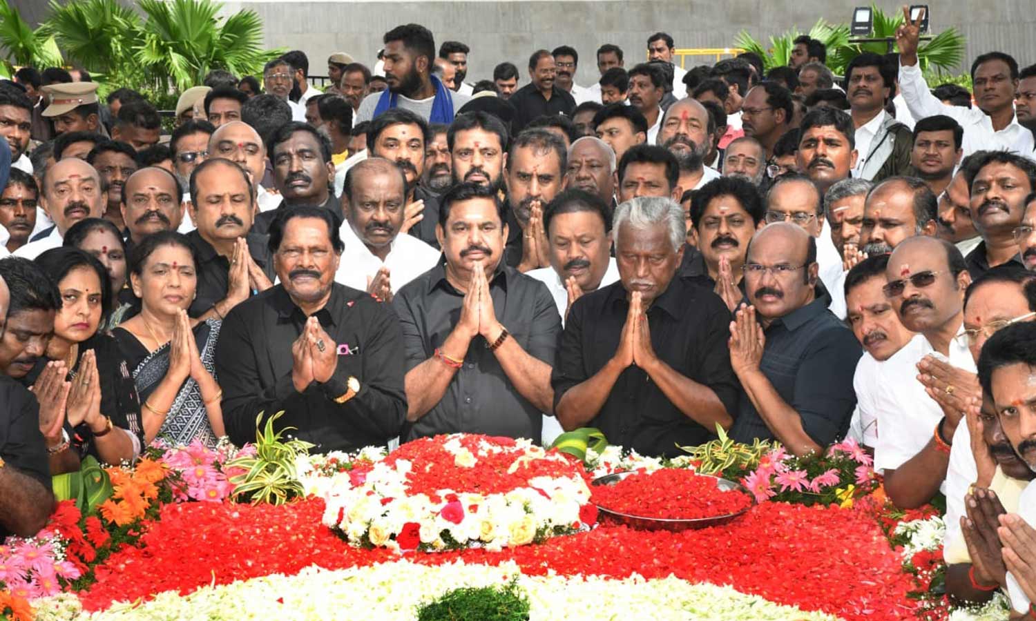 7-ம் ஆண்டு நினைவு தினம்: ஜெயலலிதா நினைவிடத்தில் எடப்பாடி பழனிசாமி மரியாதை