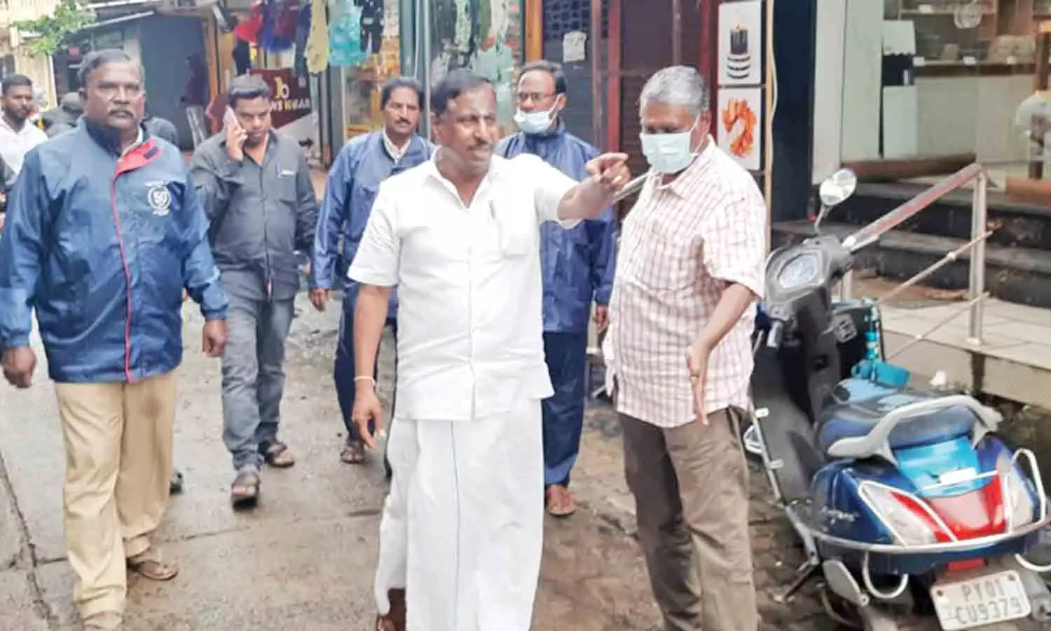 பாதாள கழிவுநீர் குழாய்களின் அடைப்புகளை சீரமைக்க வேண்டும்