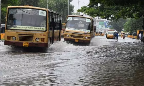 மழை ஓய்ந்து வடியத்தொடங்கியது வெள்ளம்: சென்னையில் மாநகர பேருந்துகள் இயக்கம்