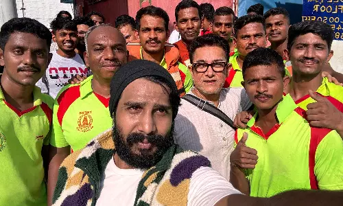 வெள்ளத்தில் சிக்கிய நடிகர்கள் அமீர் கான், விஷ்ணு விஷாலை படகு மூலம் மீட்ட தீயணைப்புத்துறை