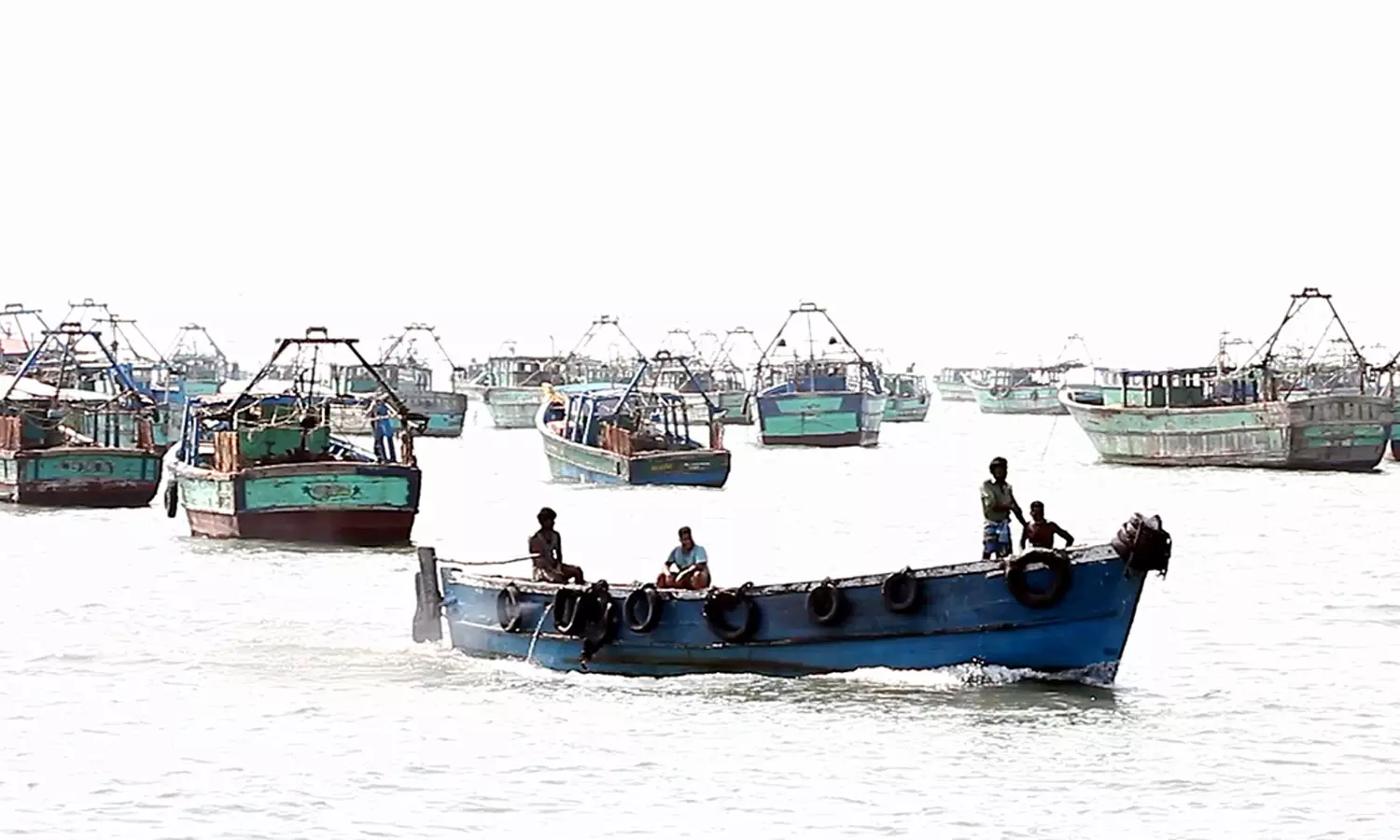 மிச்சாங் புயல் கரையை கடந்த நிலையில் 4 நாட்களுக்கு பிறகு கடலுக்கு சென்ற மீனவர்கள் மிச்சாங் புயல் கரையை கடந்த நிலையில் 4 நாட்களுக்கு பிறகு கடலுக்கு சென்ற மீனவர்கள்