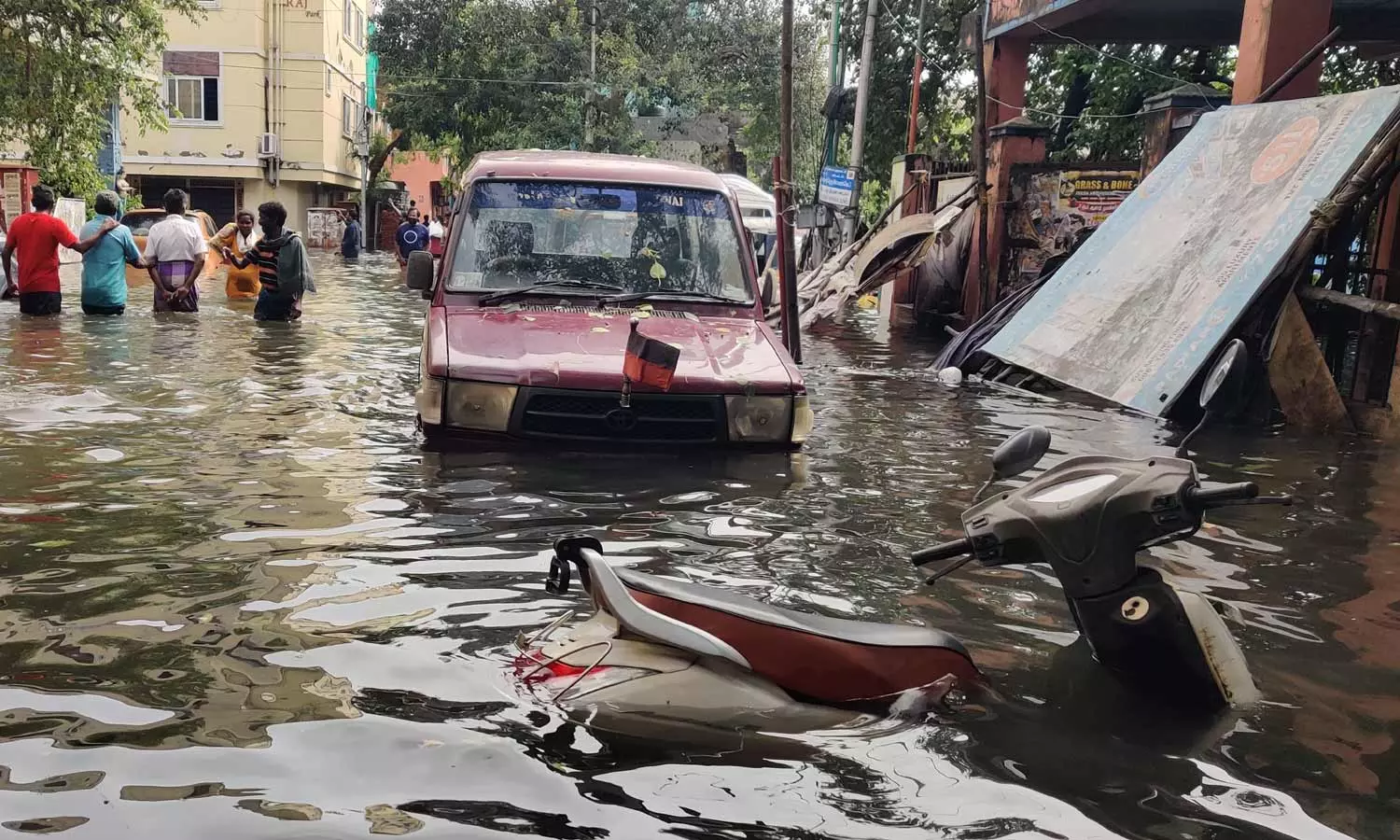 சென்னை மழை வெள்ளத்தில் சிக்கி 2 லட்சம் வாகனங்கள் சேதம் சென்னை மழை வெள்ளத்தில் சிக்கி 2 லட்சம் வாகனங்கள் சேதம்