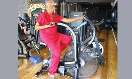 ஜிம்மில் உடற்பயிற்சி செய்யும் 89 வயது டாக்டர்