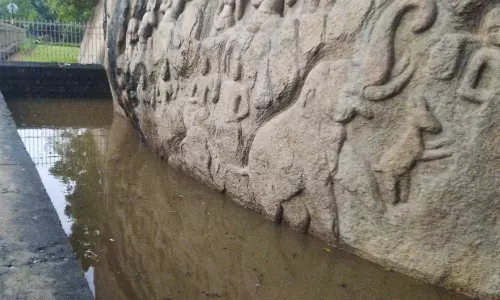 மாமல்லபுரம் புராதன சின்னங்களில் தேங்கி நிற்கும் மழைநீர்