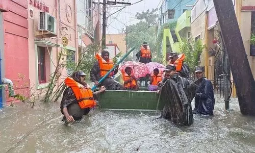 வெள்ளத்தில் சிக்கிய 1000 பேரை அதிரடியாக மீட்ட போலீசார்: விருகம்பாக்கத்தில் பிரசவத்தின்போது தாய்-பச்சிளங்குழந்தை மீட்பு