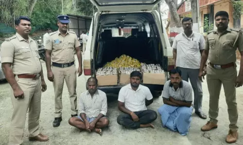 கர்நாடக மதுபாட்டில் கடத்திய  3 பேர் சிறையில் அடைப்பு