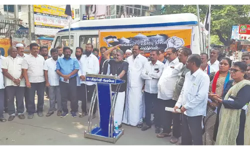 பாபர் மசூதி இடிப்பு தினத்தை முன்னிட்டு த.மு.மு.க. சார்பில் ஆர்ப்பாட்டம்