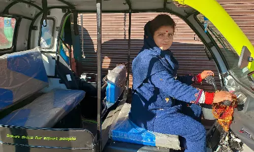 எல்லாரும் ஏலியன் மாதிரி பாத்தாங்க.. ஜம்மு காஷ்மீரின் முதல் பெண் ரிக்ஷா ஓட்டுனர்