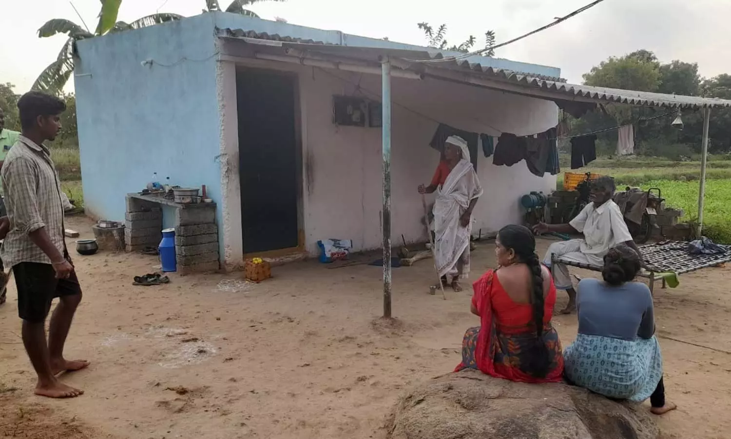 மொரப்பூரில் விவசாயி வீட்டின் பூட்டை உடைத்து நகை-பணம் திருட்டு