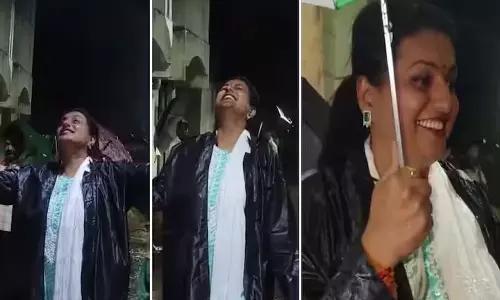 மக்கள் பாதிக்கப்படும் நேரத்தில் புயல் மழையில் நடனமாடிய மந்திரி ரோஜா... வீடியோவால் சர்ச்சை