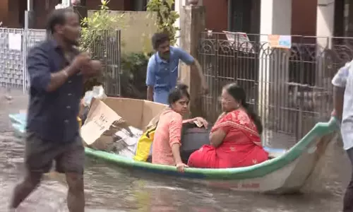 சென்னையில் 800 இடங்களில் 4-வது நாளாக வெள்ளம் சூழ்ந்துள்ளது: படகுகள் மூலம் மீட்கும் பணி தொடர்கிறது