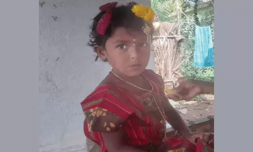 தாய், தந்தை கண் முன்னே வாகனம் மோதி குழந்தை பலி