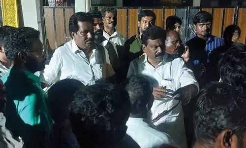 காக்களூர் ஏரி நீர் புகுந்ததால் 1000 வீடுகளை வெள்ளம் சூழ்ந்தது- பொதுமக்கள் மறியல்