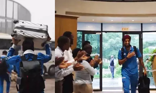 தென்னாப்பிரிக்காவுக்கு சென்ற இந்திய கிரிக்கெட் வீரர்களுக்கு உற்சாக வரவேற்பு- வீடியோ