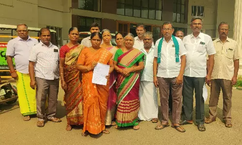 மதுபான கூடத்தை மூடக்கோரி திருப்பூர் கலெக்டர் அலுவலகத்தை முற்றுகையிட்டு பொதுமக்கள் போராட்டம்