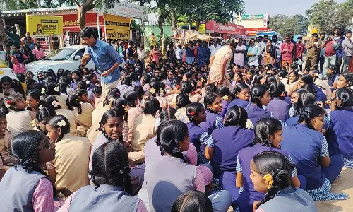 போக்சோ வழக்கில் கைதான உடற்கல்வி ஆசிரியருக்கு ஆதரவாக மாணவ, மாணவிகள் போராட்டம்