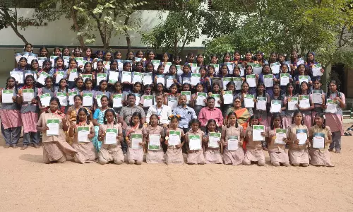 விளையாட்டு போட்டிகளில் வெற்றி பெற்ற அரசு பள்ளி மாணவிகளுக்கு பாராட்டு