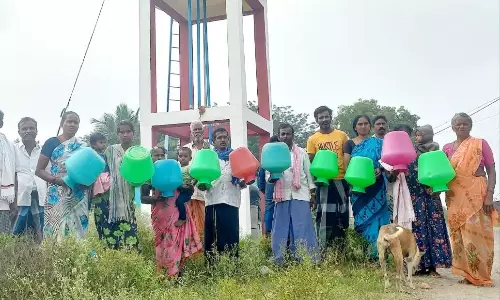 குடிநீர்கேட்டு, காலி குடங்களுடன் 2 கிராம மக்கள் ஆர்ப்பாட்டம்