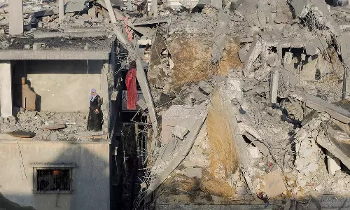 இஸ்ரேல் தொடர்ந்து குண்டு வீச்சு: காசா மக்கள் நிவாரண பொருட்கள் கிடைக்காமல் தவிப்பு