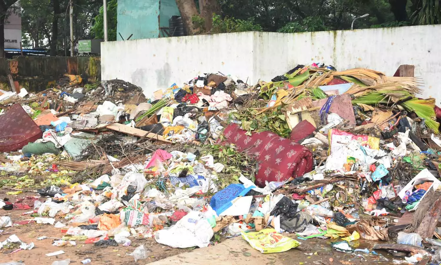 சென்னை தெருக்களில் மலைபோல் குவிந்த குப்பை- சகதி கழிவுகள் சென்னை தெருக்களில் மலைபோல் குவிந்த குப்பை- சகதி கழிவுகள்