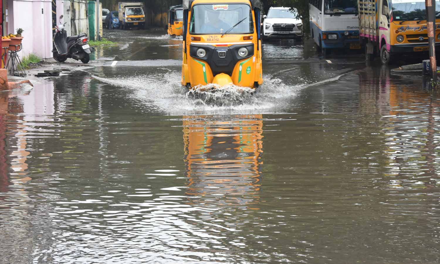 சென்னை புறநகர் பகுதிகளில் தீராத சோகம்: 200 இடங்களில் தண்ணீரை வெளியேற்றுவதில் சிக்கல் நீடிப்பு