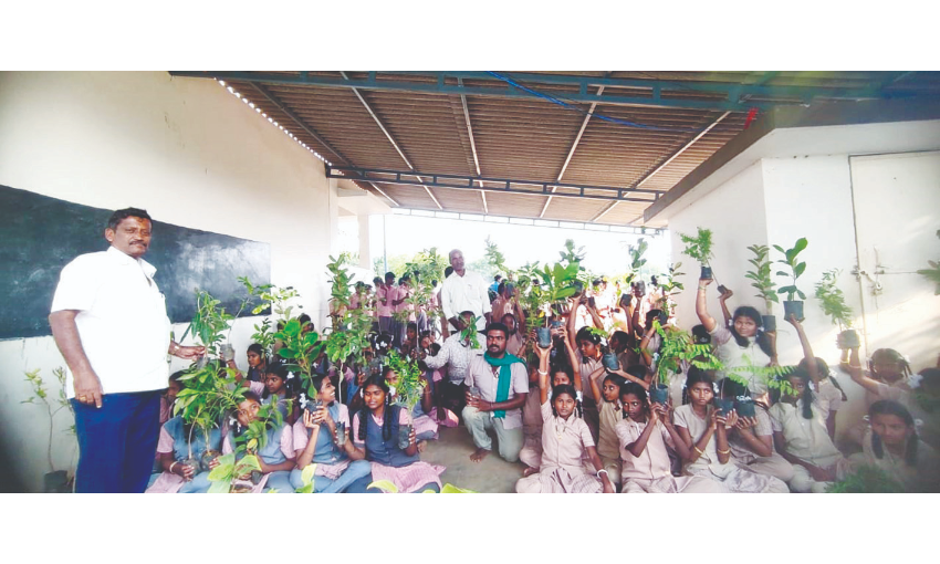 பள்ளி மாணவர்களுக்கு  இலவச மரக்கன்றுகள் வழங்கல்