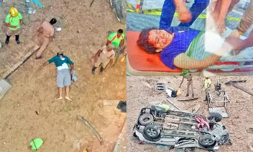 பாலத்தை உடைத்துக் கொண்டு 50 அடி ஆழத்தில் விழுந்த கார்.. 2 பேர் உயிரிழப்பு