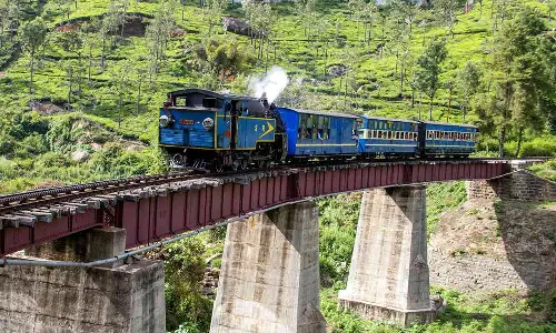 நீலகிரியில் கடும் குளிரால் பொதுமக்கள் பாதிப்பு: மழையால் ரெயில் சேவை ரத்து