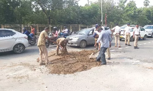 கிண்டியில் இருந்து அடையாறு செல்லும் சாலையில் திடீர் பள்ளம்