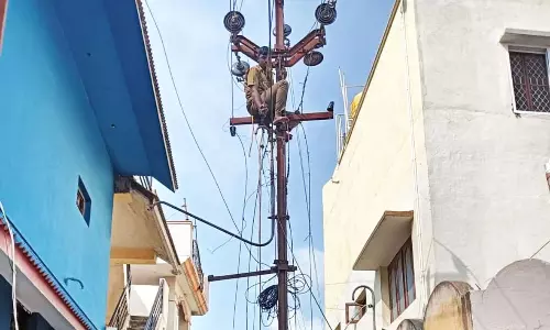 50 ஆண்டுகளாக நடு ரோட்டில் இடையூறாக இருந்த மின்கம்பம் அகற்றம்