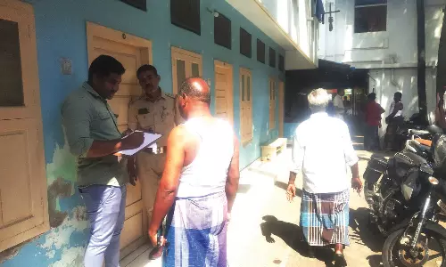 லாட்ஜ் அறையில் ரத்த வெள்ளத்தில் பிணமாக கிடந்த மேலாளர்: போலீசார் விசாரணை