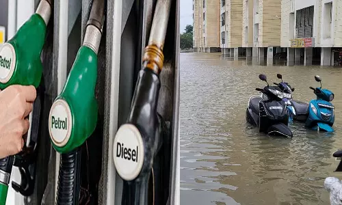வெள்ளம் வடிந்தாலும் பெட்ரோல் நிலையங்கள் செயல்படவில்லை