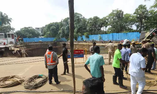 வேளச்சேரி கட்டிட விபத்து: 2 பேரை கைது செய்து கிண்டி போலீசார் விசாரணை