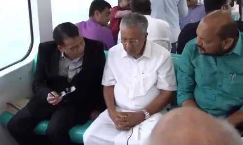 வாட்டர் மெட்ரோவில் பயணம் செய்த பினராயி விஜயன்