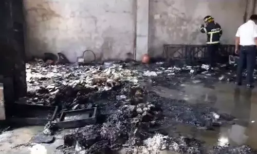 புனே அருகே மெழுகுவர்த்தி தொழிற்சாலையில் தீ விபத்து- 6 பேர் உயிரிழப்பு