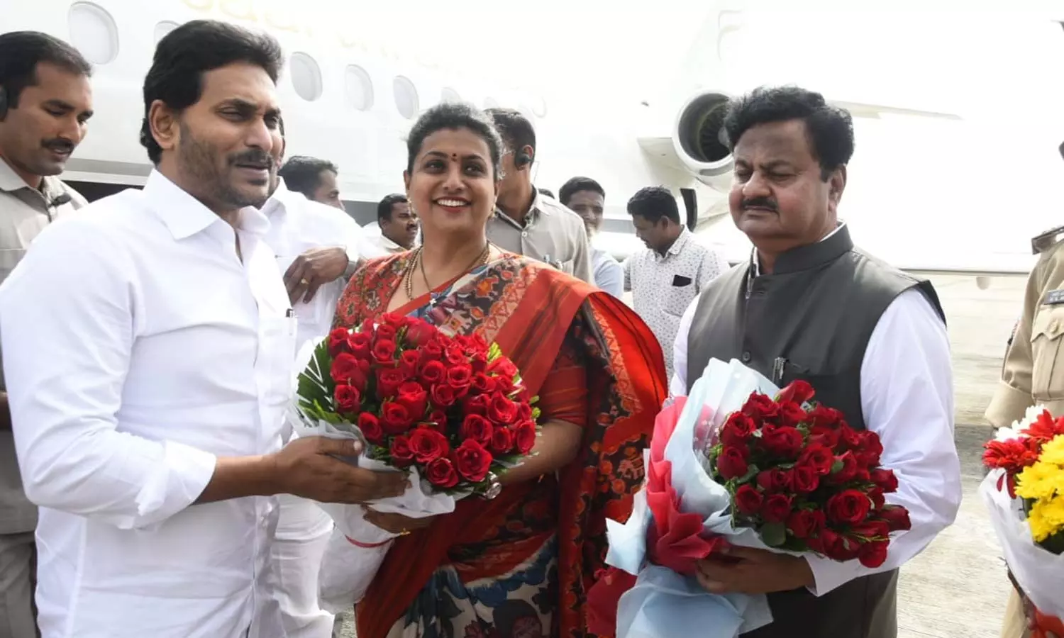 புயலால் பாதிக்கப்பட்ட ஒவ்வொரு குடும்பத்திற்கும் ரூ.2500 வெள்ள நிவாரணத்தை அறிவித்தார் ஜெகன்மோகன் ரெட்டி புயலால் பாதிக்கப்பட்ட ஒவ்வொரு குடும்பத்திற்கும் ரூ.2500 வெள்ள நிவாரணத்தை அறிவித்தார் ஜெகன்மோகன் ரெட்டி