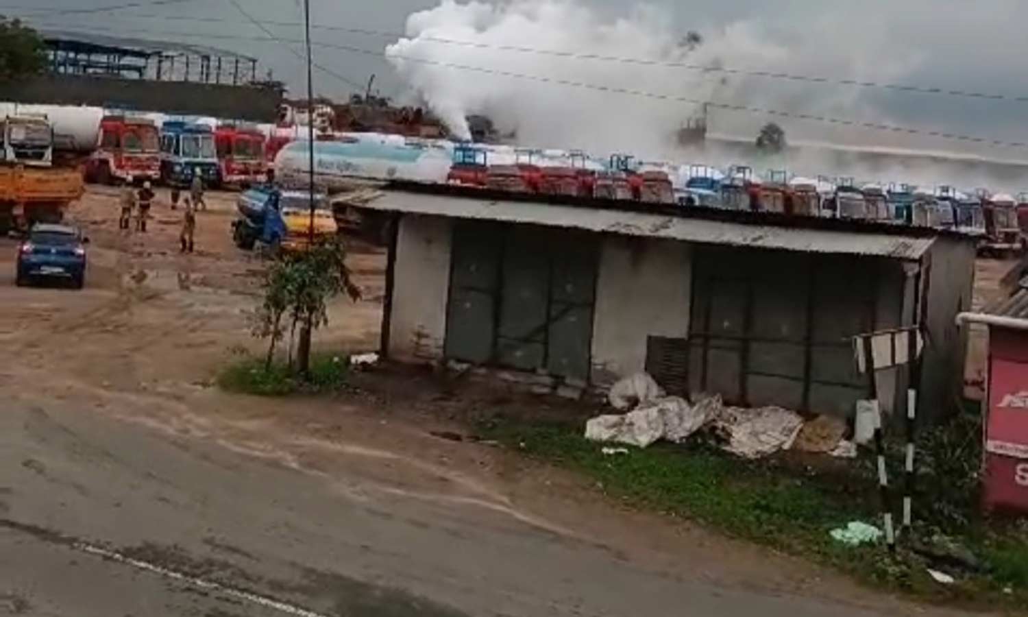 கோவை அருகே கியாஸ் லாரியில் இருந்து கியாஸ் கசிந்ததால் பரபரப்பு