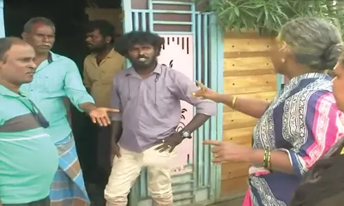 புயல் தாக்கத்தையும் மிஞ்சிய குடும்ப பிரச்சனை: வெள்ளத்தில் படகில் சென்று குழந்தையை மீட்டுவர பாசப் போராட்டம் நடத்திய தந்தை