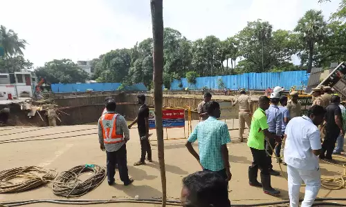 வேளச்சேரி கட்டிட விபத்து: 40 அடி பள்ளத்தில் மேலும் ஒருவர் சிக்கியிருப்பதாக அதிர்ச்சி தகவல்